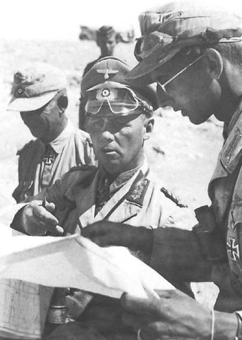 Rommel, junto a un oficial adjunto, conferenciando sobre un mapa