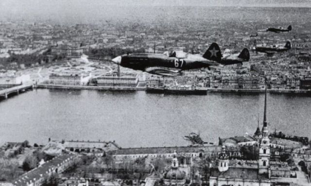 MiG-3 soviéticos sobrevolando la Fortaleza de Pedro y Pablo en Leningrado. Agosto 1941