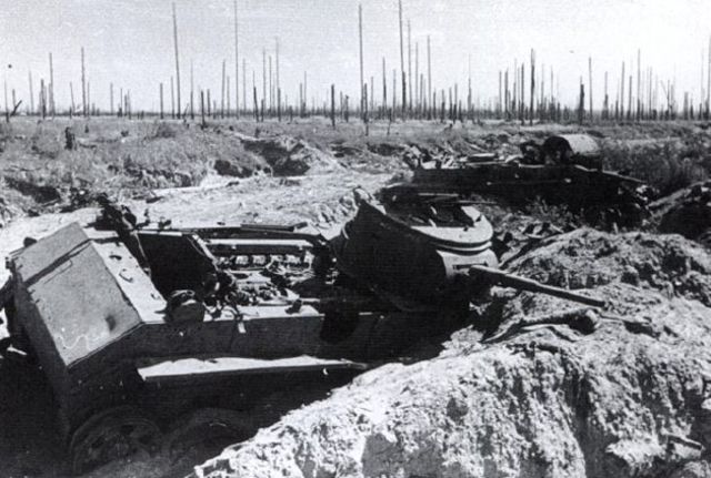 Tanques soviéticos BT-5 puestos fuera de combate en el Volkhov. Verano de 1942