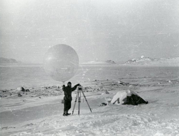 Lanzamiento de un globo de radiosondeo en la estación Haudegen, 2 de abril de 1945