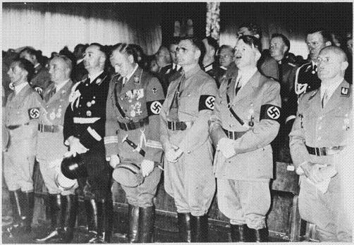Oficiales nazis durante la ceremonias de inauguración del congreso del partido en Nuremberg, junio 1938. De izda a dcha, Joseph Goebbels, Robert Ley, Heinrich Himmler, Victor Lutze, Rudolf Hess, Hitler Adolf y Julius Streicher
