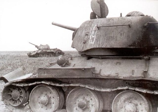 Dos carros soviéticos T-34 puestos fuera de combate