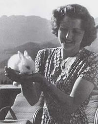 Eva Braun sosteniendo una de sus mascotas