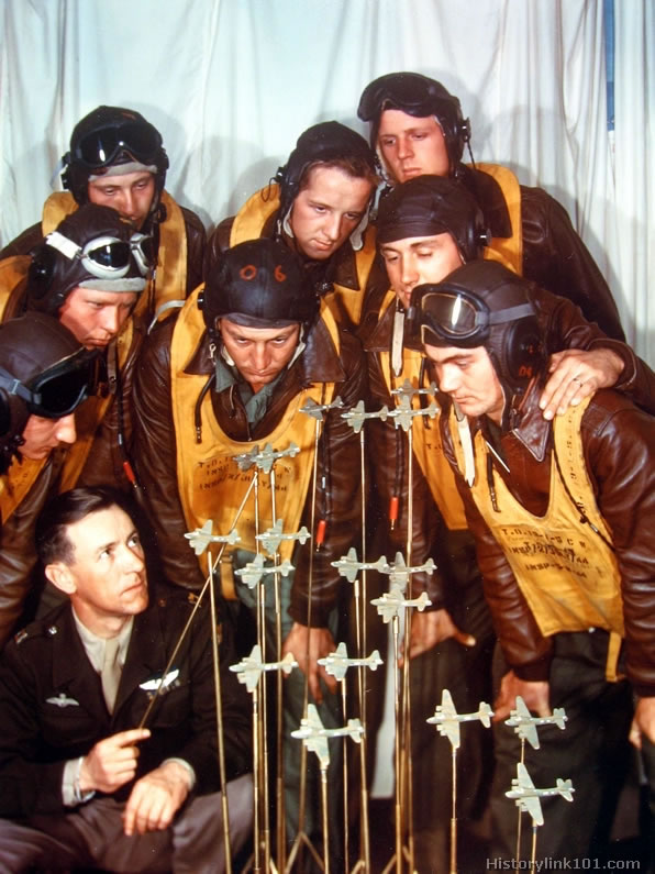 Pilotos de B-17 ultimando estrategias antes de una misión