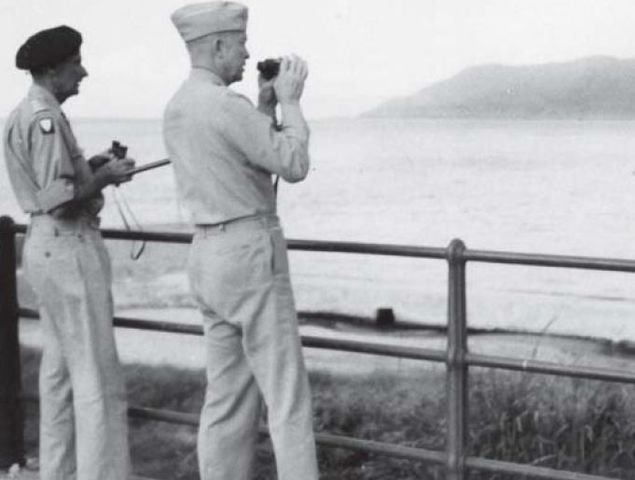 Eisenhower y Montgomery en Messina mirando con prismáticos en dirección a la costa calabresa