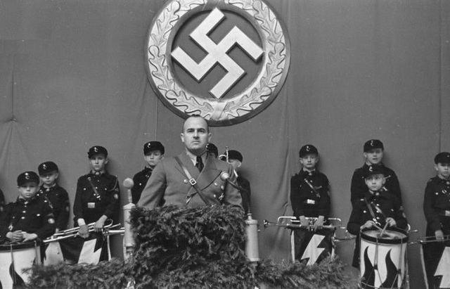 Hans Frank habla ante miembros de las Juventudes Hitlerianas en Tomaszow Mazowiecki
