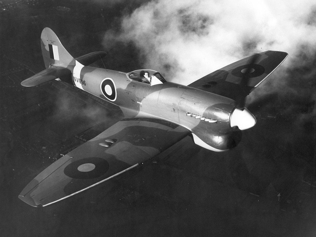 Un Hawker Tempest V Serie II sn NV696 de la RAF en vuelo de prueba desde el Hawker factory de Langley, el 25 de noviembre de 1944. Este avión entró en servicio con el número 222 Escuadrón de la RAF un mes más tarde. El avión es pilotado por William Bill Humble