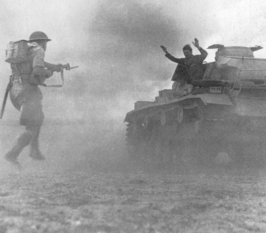 Un conductor de un tanque Panzer lll se rinde ante un soldado británico