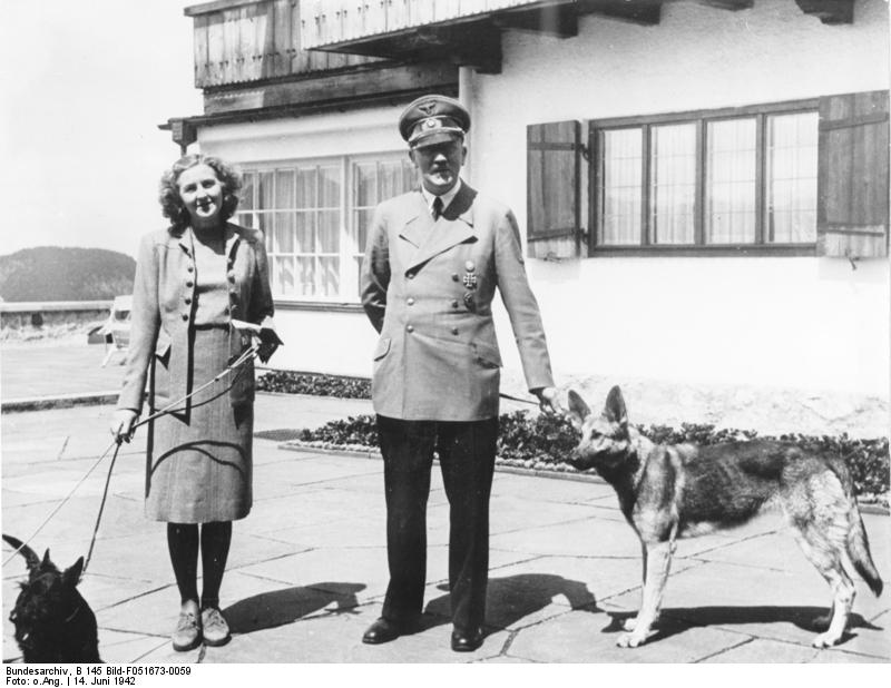 Adolf Hitler y Eva Braun con sus perros en Berghof, 14 dejunio de 1942