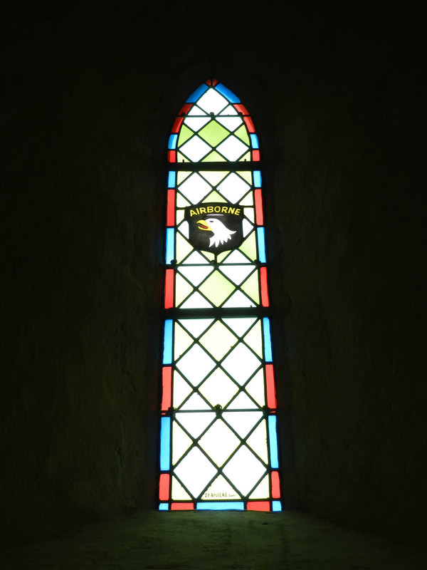 El interior de la iglesia con sus particulares vidrieras