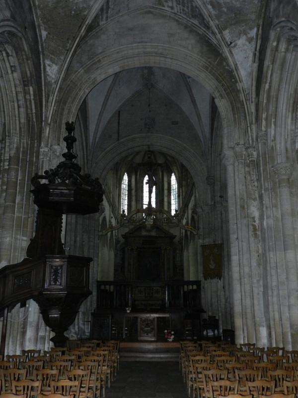 El interior de la iglesia y uno de los edificios típicos de la arquitectura de Carentan