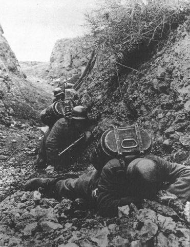 Soldados de la LSSAH a cubierto del fuego de artillería soviético. Nótese que portan en sus espaldas los contenedores para la comida. Otoño 1941