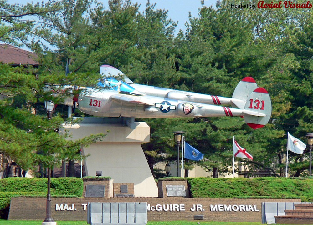Lockheed P-38L-5LO Lightnings con número de Serie 44-53015 N9957F 131 Pudgy V conservado en la Base Aérea de McGuire en Philadelphia, Pennsylvania