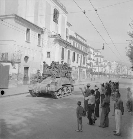 La población de Salerno recibe con efusión a las tropas aliadas