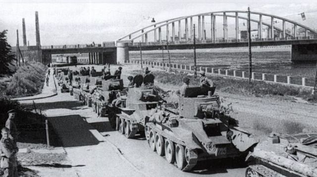 Compañía mixta de tanques ligeros BT-5 y BT-7 junto al río Neva. Junio de 1943. Aunque obsoletos, gran cantidad de estos carros fueron usados durante el asedio de la ciudad y durante la ofensiva soviética para levantar el cerco