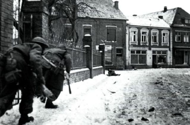 El 1º RTR y 2º de Devons tomaron Echt y Hingen el 18 de Enero de 1945. En la imagen soldados de infantería al asalto de una población alemana