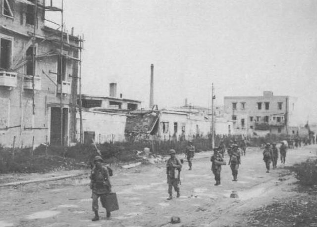 Hombres del 2º Batallón del 505º Regimiento de Paracaidistas entrando en Nápoles. 2 de Octubre de 1943