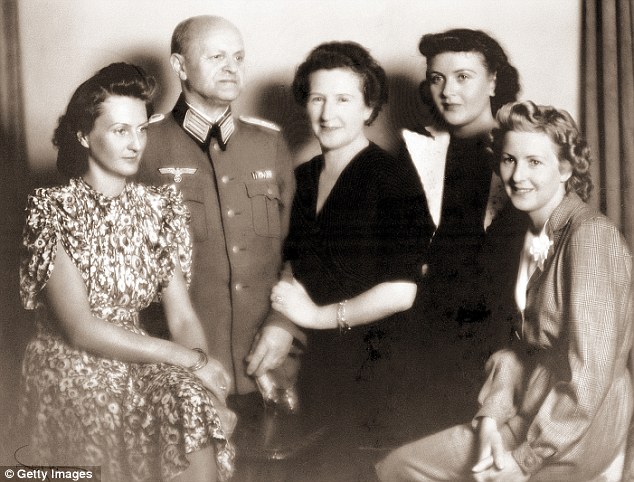 De izquierda a derecha Ilse Braun, Fritz Friedrich Braun y Franziska Katharina  Kranburger, Gretl Margarethe Braun y Eva Braun