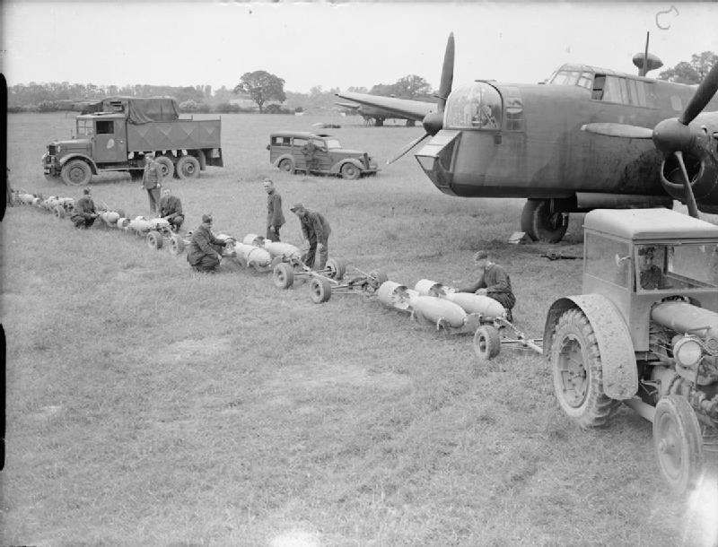 Bombas de 500 libras son transportadas para ser montadas en un Armstrong Whitworth Whitley Mark V perteneciente al 58º Escuadrón de Bombardeo de la RAF, en el Aeródromo de Linton-on-Ouse, Yorkshire