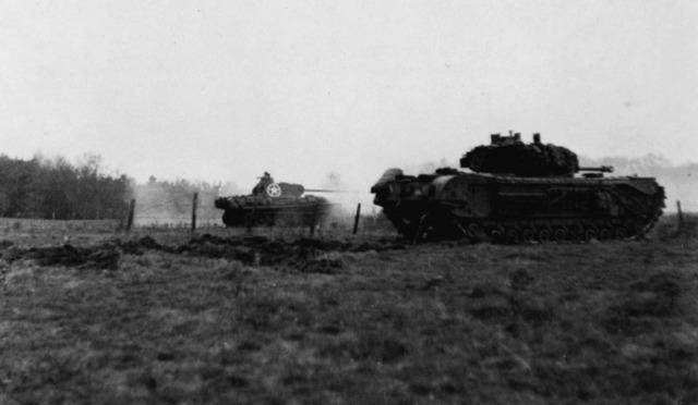 El Cuckoo atacando en segundo plano por el lado izquierdo de un tanque Churchill