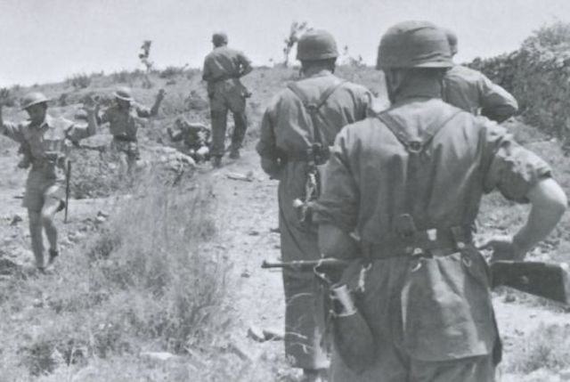 Fallschirmjägers junto a soldados británicos hechos prisioneros