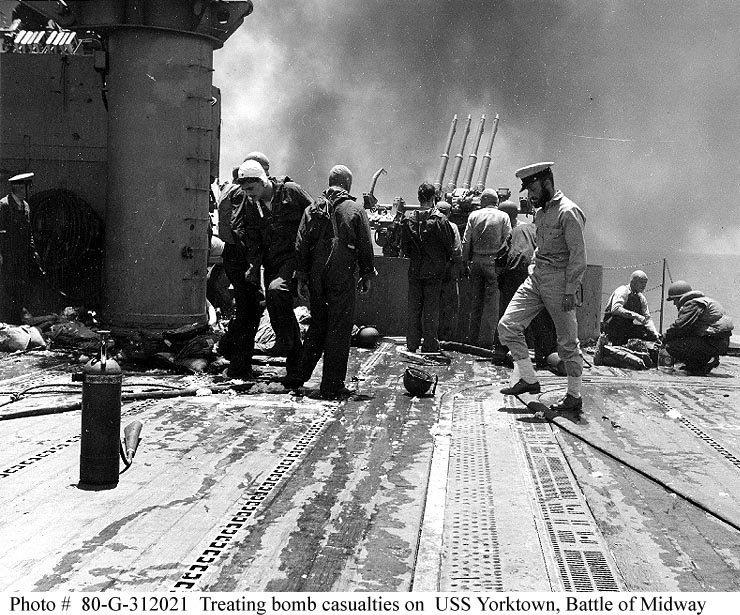 Instantánea a bordo del USS Yorktown CV-5, durante la Batalla de Midway, poco después de que fue alcanzado por tres bombas japonesas el 4 de junio de 1942