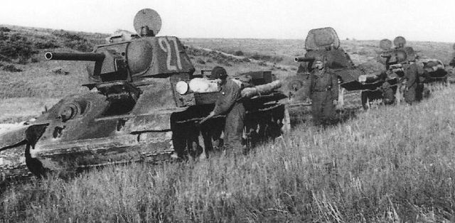 Tanques soviéticos T-34 listos para el combate. Julio 1943
