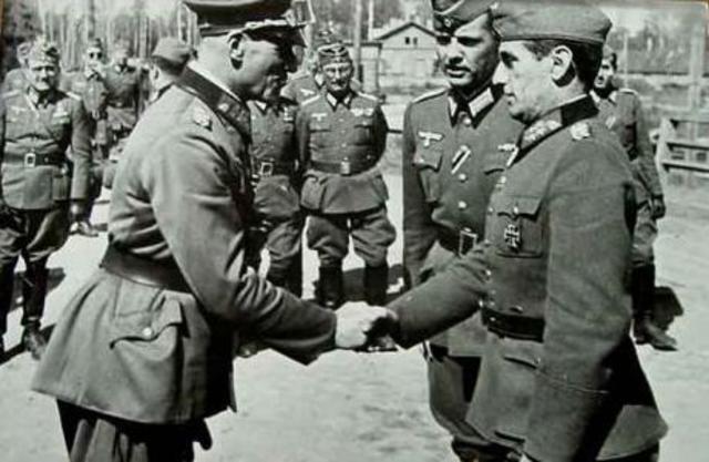 Saludado por el general Lindenman, en octubre de 1942