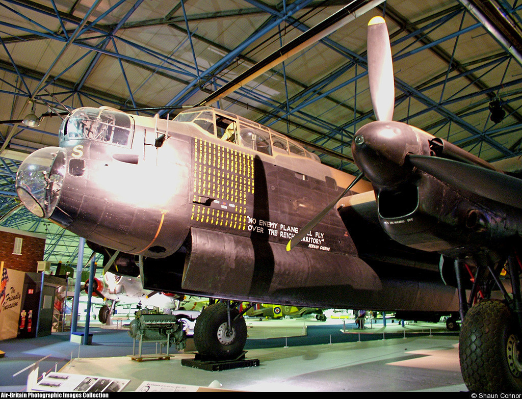 Avro 683 Lancaster B-I con número de Serie R5868 S-Sugar. Se exhibe en el Museo de la RAF de Hendon, Colindale, Londres, Inglaterra