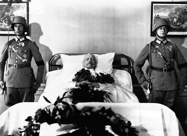 Oficiales montan guardia junto a Hindenburg. Alemanes de todas las condiciones sociales lloraron la muerte del aristócrata de 86 años como último vinculo con su pasado Imperial