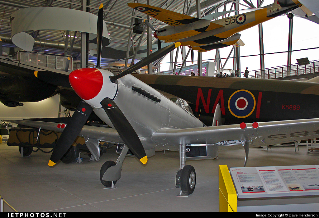 Supermarine Spitfire F24. Nº de Serie VN485, conservado en el Imperial War Museum en Londres, Inglaterra