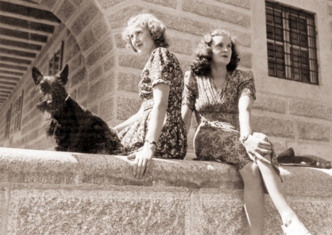 Eva y su hermana menor Margarethe Gretl Braun, 1943