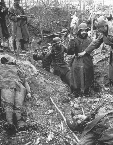 Prisioneros alemanes capturados en el Volkhov. Primavera de 1942. En primer término dos alemanes muertos, uno de las Waffen SS