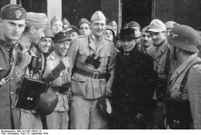 Mussolini y Skorzeny, juntos en la puerta del hotel Campo Imperatore