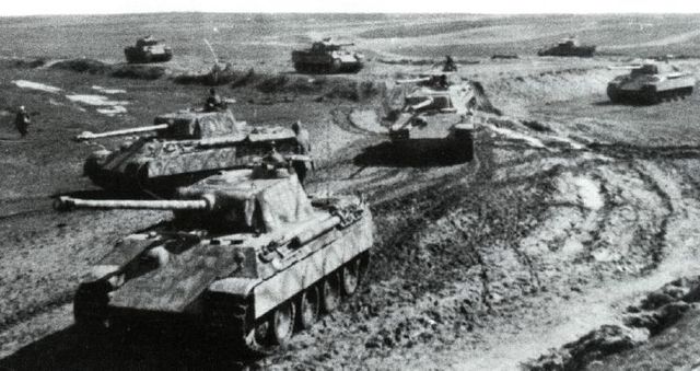 Columna de carros Panther de la Wiking durante una operación defensiva en las proximidades de Varsovia. Agosto 1944