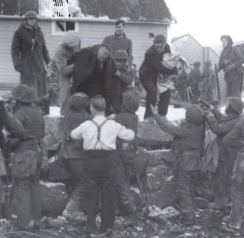 Civiles noruegos de Vaagso son evacuados por los comandos británicos