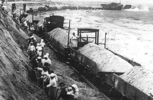 Grupo de trabajo, mayoritariamente femenino, reparando la vía de ferrocarril en Ashkajava