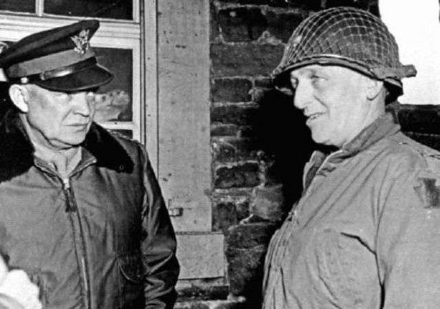 Eisenhower visitando al general Norman Cota, comandante de la 28ª División de Infantería en el Cuartel General de este último