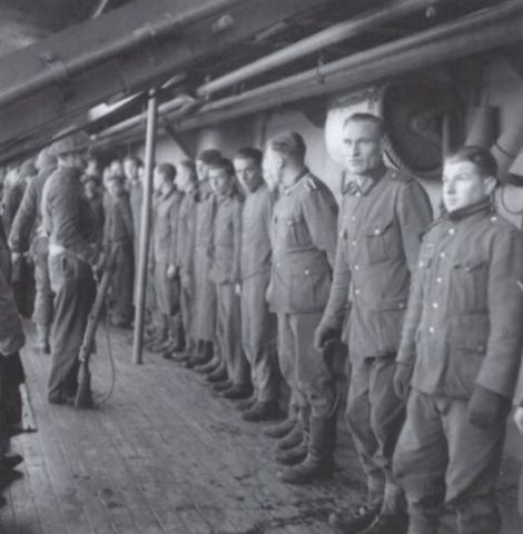 Prisioneros alemanes capturado en Vaagso a bordo del HMS Prince Leopold