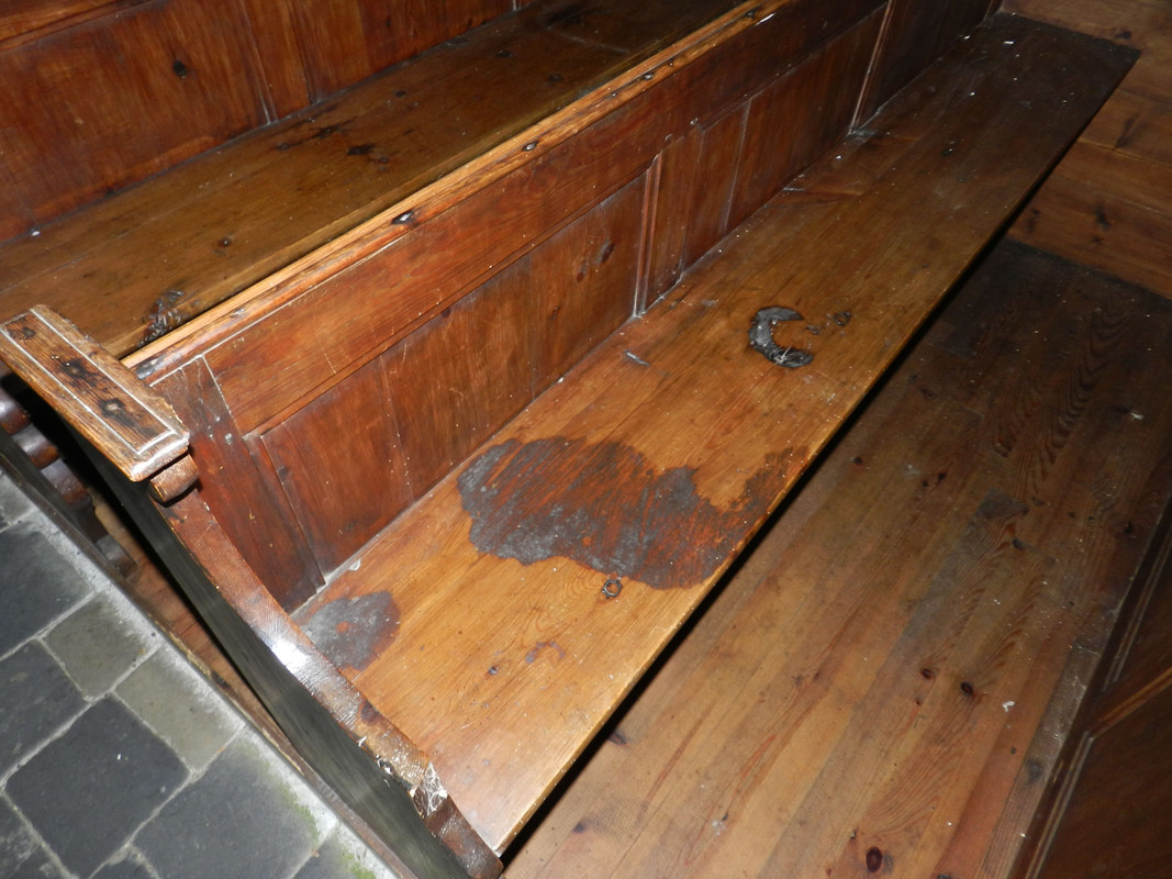 Las manchas de sangre seca que aún pueden verse en este banco de la iglesia