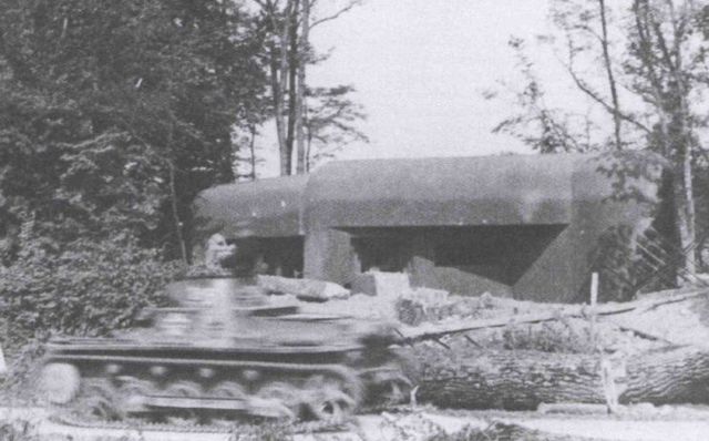 Un Panzer I de la 1ª Panzer Div. pasa rápidamente junto a un blocao, Bellevue, al oeste de Sedán