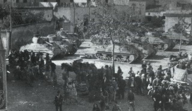 Tanques del 5º RTR en la plaza de Sparanise, Italia. Octubre 1943