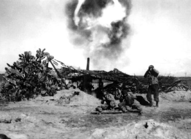 Artillería de 155 mm en acción. Febrero 1944