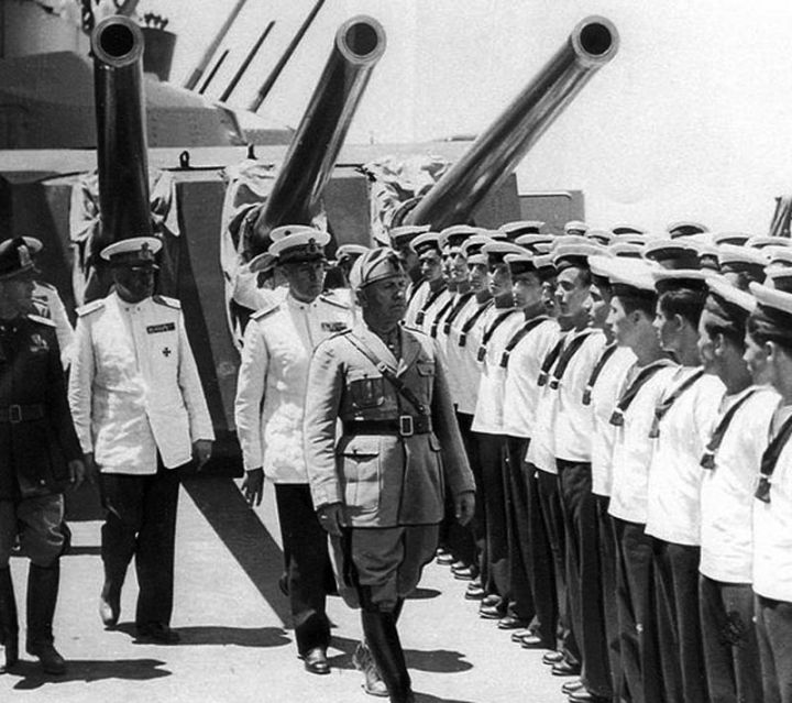 Benito Mussolini, el Duce, pasando revista a la tripulación del acorazado Littorio en Taranto