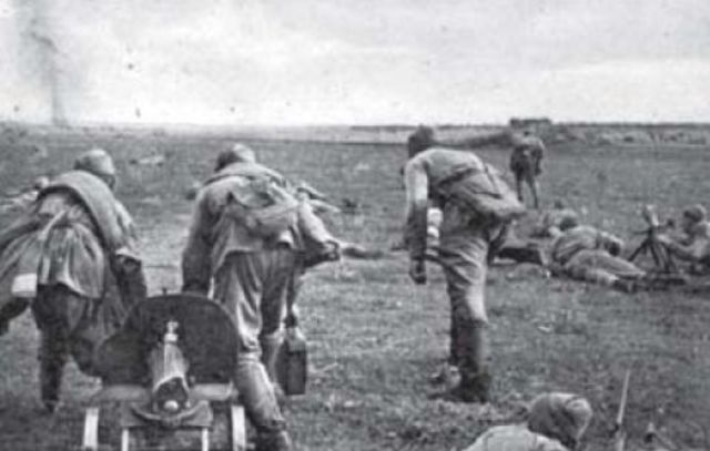 Unidades soviéticas con ametralladoras y morteros pertenecientes al 6º Ejército presionando a las unidades del VIII Cuerpo del 6º Ejército alemán