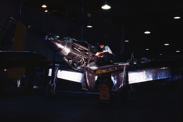Avión de combate en Mustang P-51 en  construcción, en  North American Aviation, Inc., en Los Angeles, California. Foto tomada probablemente en algún momento en 1942