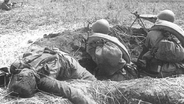 Soldados soviéticos en una posición capturada a los alemanes