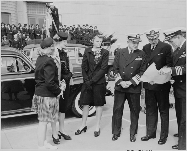 Fotografía del almirante Chester Nimitz y su familia, tomada con motivo de la celebración en Washington, DC, para recibir el regreso del almirante Nimitz desde la Segunda Guerra Mundial