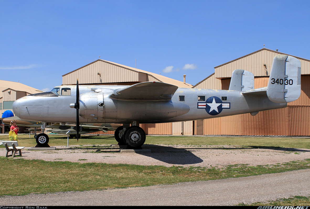 North American B-25J-1NC Mitchells número de Serie 108-24356 N3339G conservado en el South Dakota Air and Space Museum en Ellsworth AFB, Dakota del Sur