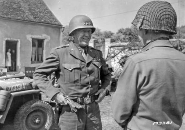 Un sonriente Patton junto al Mayor General Leroy Irwin de la 5ª División de Infantería durante el cruce del río Sena en Fontainebleau, al sur de París. 25 de agosto de 1944